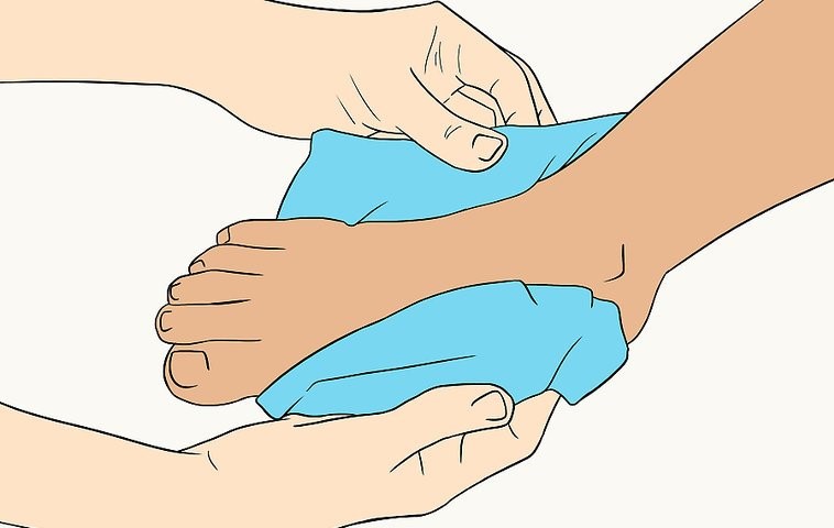 کف پا را با یک حولهٔ تمیز خشک کنید