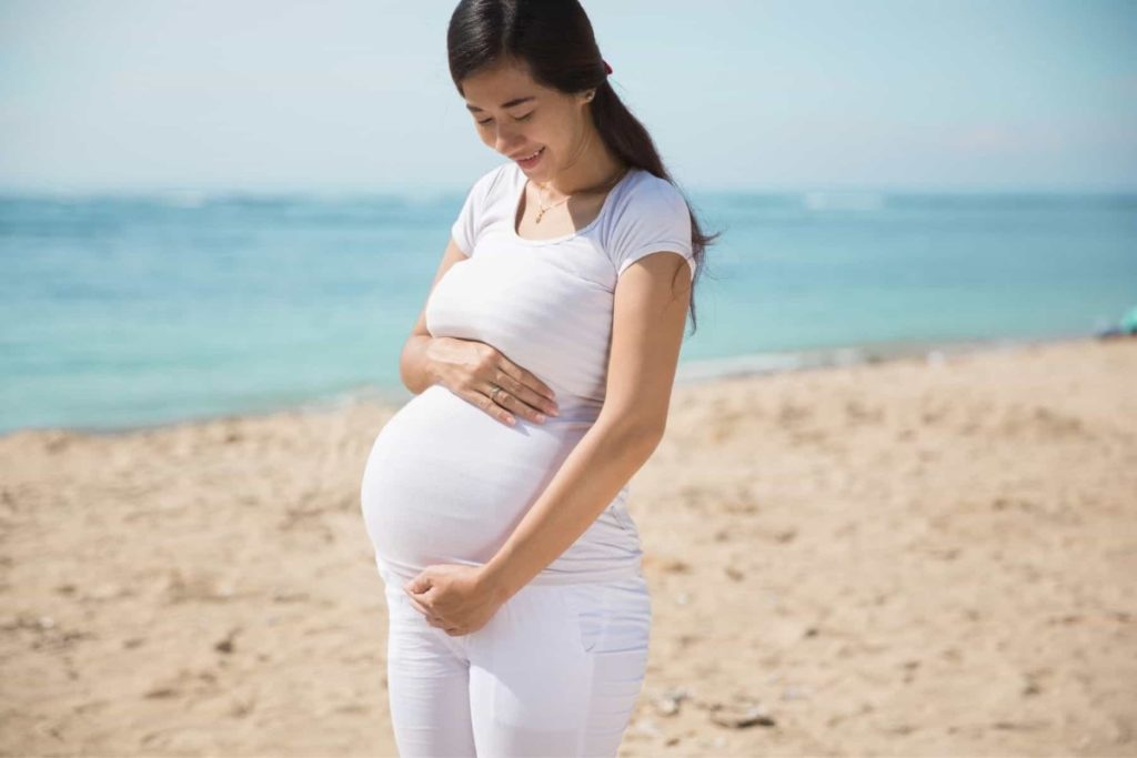 beach pregnancy photos dressed in white 1