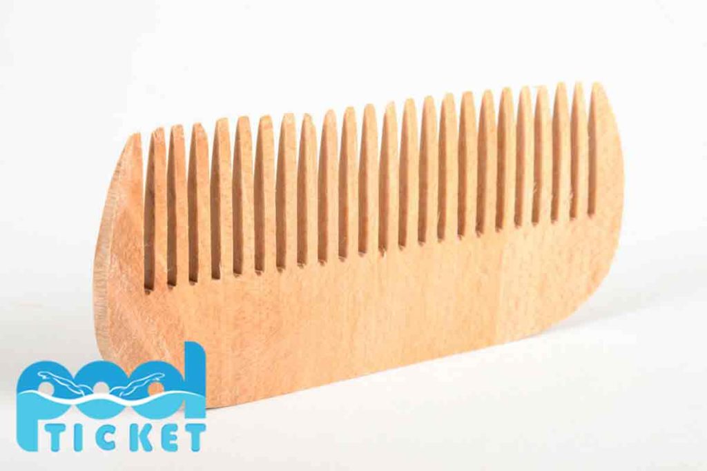 شانه چوبی؛ شانه‌ای مناسب برای شانه کردن مو بعد از استخر برای موهای کراتین شده